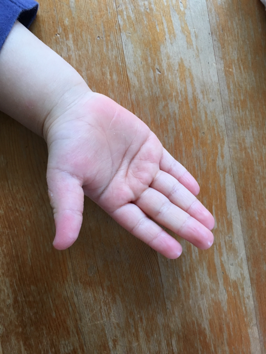 子供の成長記録。2歳と9ヶ月の右手。